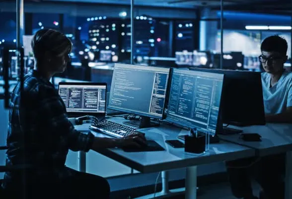 Traders working with multiple screens, representing institutional liquidity and FX trading solutions for family offices.