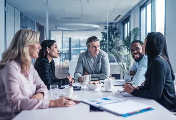 Team of professionals in a meeting, ilustrating StoneX Pro's experienced team providing tailored liquidity and trading solutions.