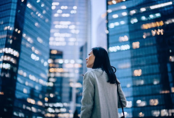 Professional in a cityscape at night, highlighting StoneX Wealth Management's diverse advisory solutions and product offerings for financial advisors