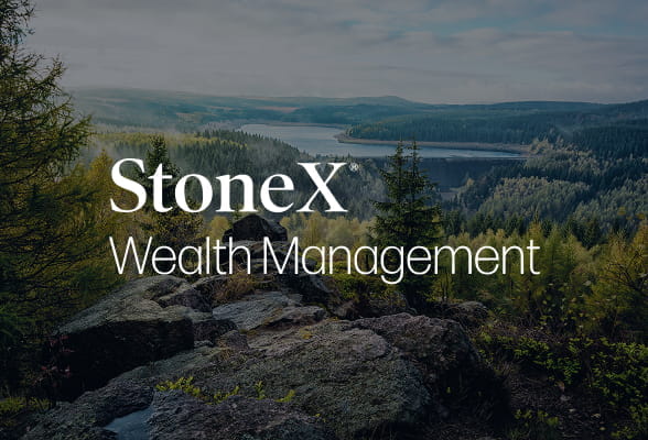 Logotipo da StoneX Wealth Management sobre uma paisagem cênica, simbolizando o compromisso com serviços imparciais de gestão patrimonial e suporte financeiro focado no cliente.